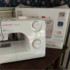 Singer 8280 Prelude Sewing Machine